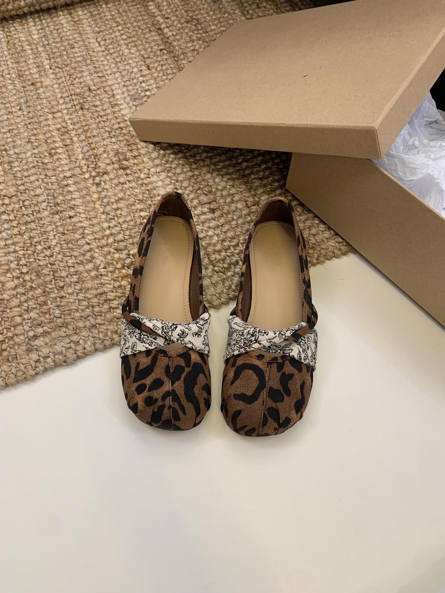 

Flat single shoes women s 2025 new spring and autumn fashion evening breeze round head shallow mouth Mary Jane grandma shoes 39 цветной печати леопарда