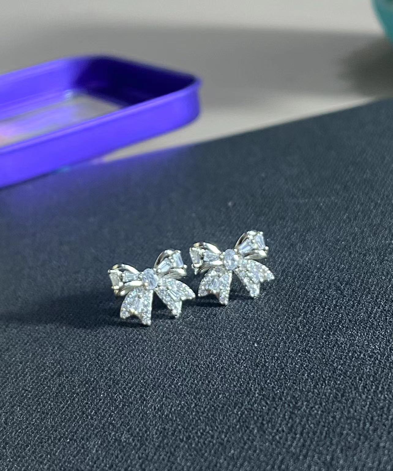 

Full Diamond Bow Zircon Stud Earrings Niche Design Sense Fashion High-end Versatile Earrings