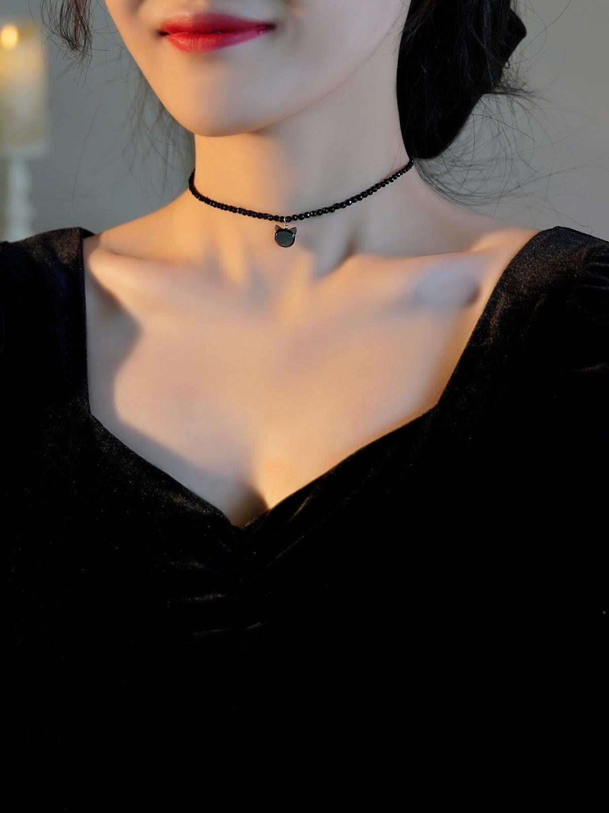 

Шикарный чокер из черной шпинели с подвеской в виде кошки из пресноводной ракушки для женщин