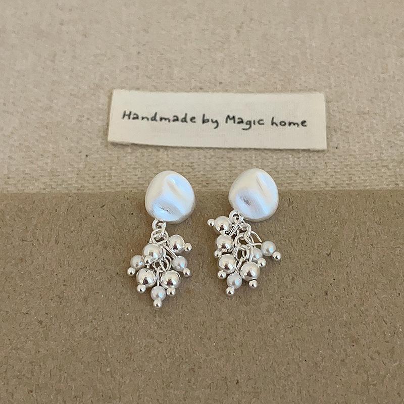 

Niche Design Sense Matte Metal Pearl Fringed Stud Earrings Female Personality Unique Exquisite Versatile Fashion Earrings