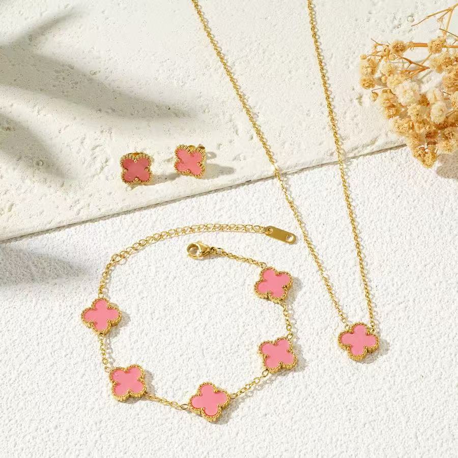 

Набір з трьох предметів: намисто, браслет та сережки з титанової сталі у формі конюшини necklace+bracelet+earring