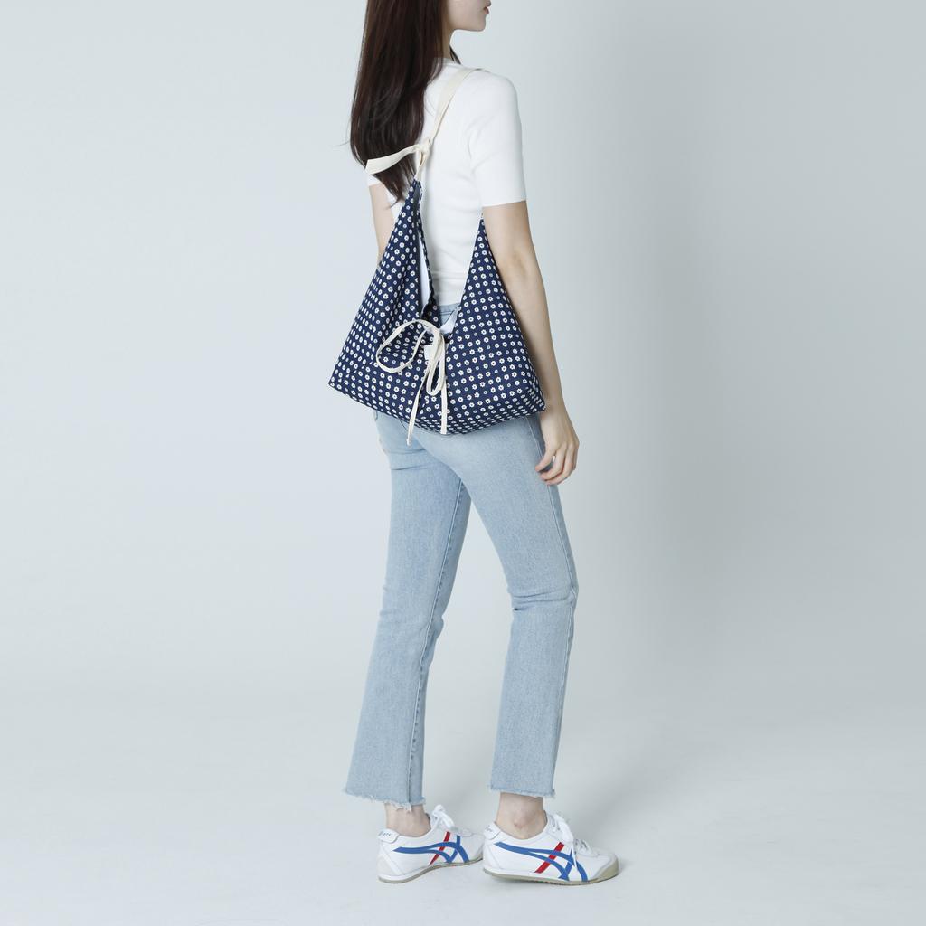 Atil Studio Denim Daisy Knot Shoulder Bag_[Dark Blue]