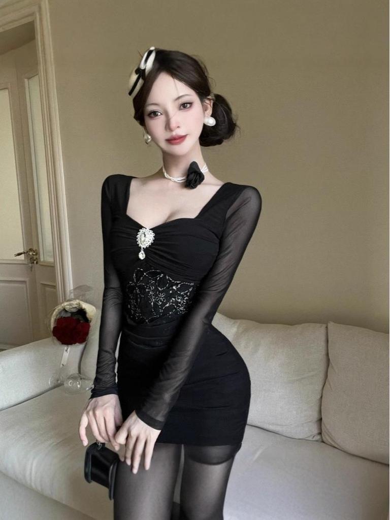 9496 Siateczkowa Sukienka Mini Bodycon z Niskim Dekoltem - Wyszczuplający, Podkreślający Figurę Styl