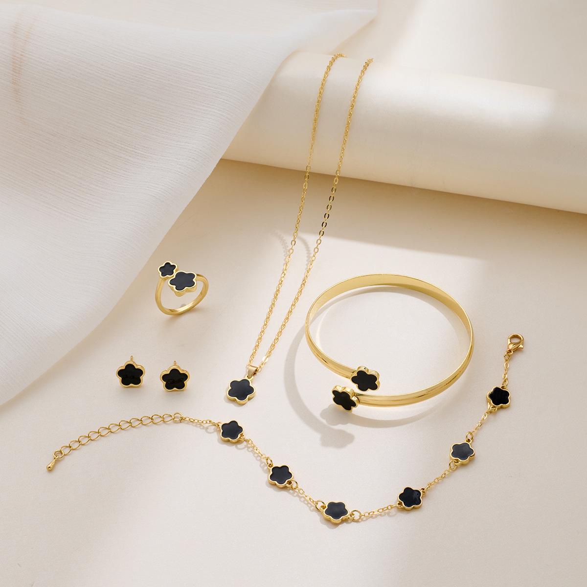 

Clover Jewelry Set - Light Luxury Fashion Bracelet & Accessories