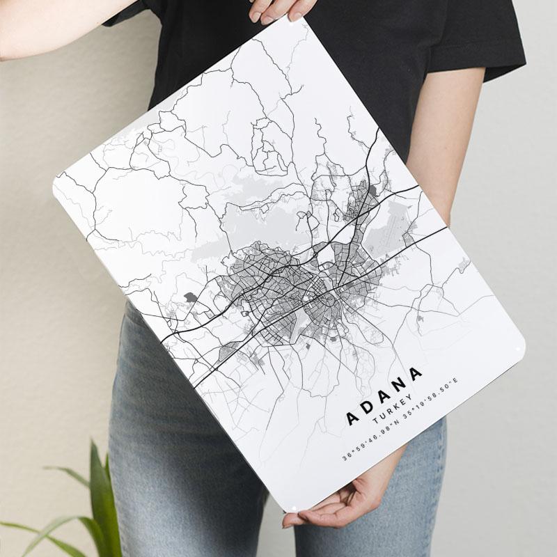 

Адана Турция Карта города Металлические таблички Карта Постер Ретро Пользовательская Жестяная табличка для украшения стен Современное украшение дома Мужская пещера 20x30cm（7.8x11.8inch）