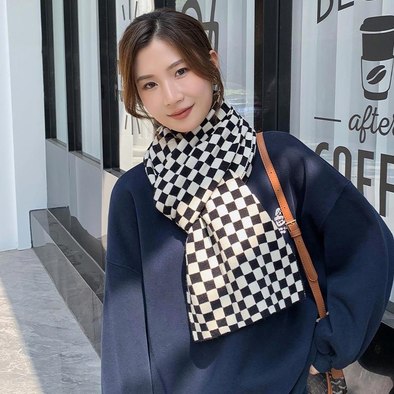 Niche checkerboard plaid knitted wool scarf women's autumn and winter black and white plaid versatile student spring and autumn scarf