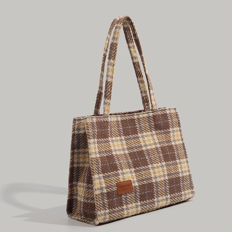 

Large capacity women s bag women s 2025 new high-end fashion plaid shoulder bag texture niche commuter tote bag коричневый