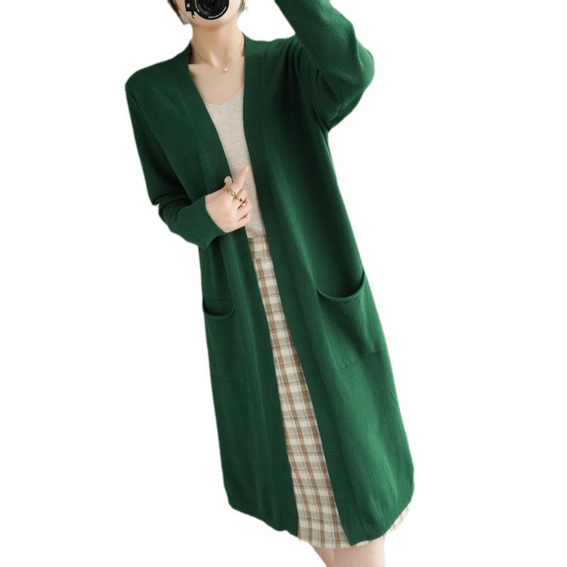 Un nouveau manteau-pull mi-long pour l'automne et l'hiver. Portez un pull à manches longues de couleur unie sur un gilet en tricot longueur genou pour femme