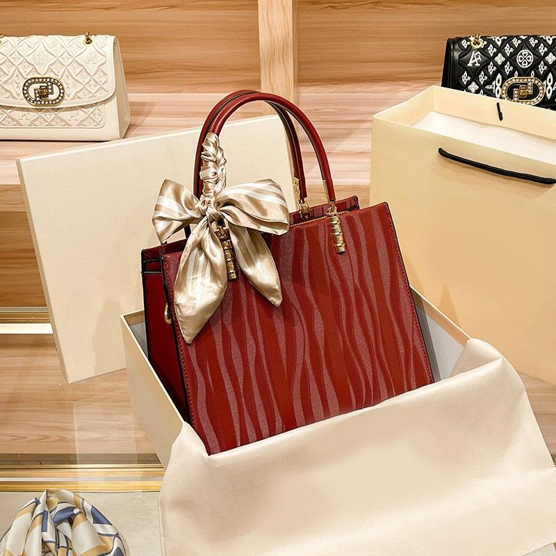 

Women s bag light luxury brand mother 2025 new trendy simple atmosphere middle-aged shoulder women s bag handbag красный