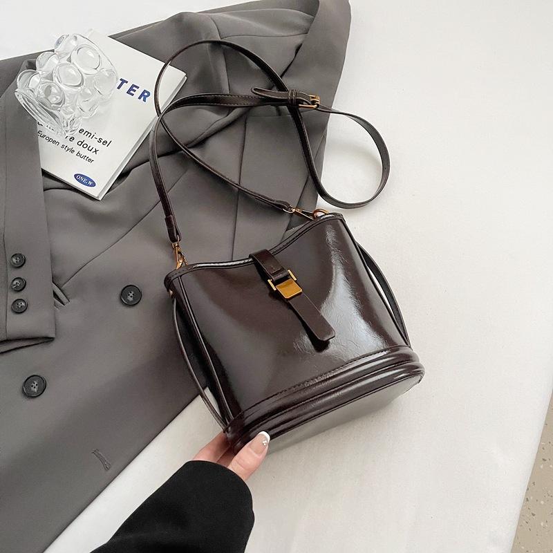 Bucket bag women's 2025 new bag women's autumn and winter high-end underarm women's bag niche white shoulder messenger bag