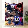 Stilisierte Hollow Knight Charaktere in lebendigen Farben und dynamischen Posen. Decke für alle Jahreszeiten Mittagspause Überwurf Geschenk