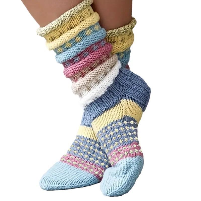 Pár módních zimních dámských barevných pruhovaných podkolenek, teplé podkolenky střední délky