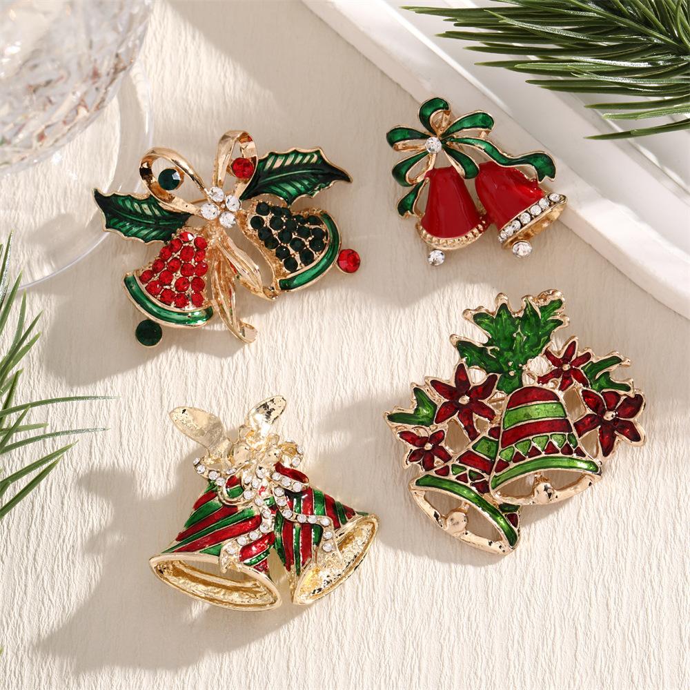 Neujahrs-Weihnachtsgeschenke Bekleidungszubehör Emaille Strasssteine Glöckchen Weihnachtskränze Broschen Feiertagsschmuck Damen