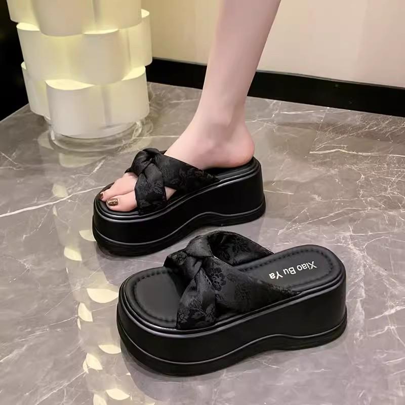 Мода 2024 года. Летние женские тапочки на высокой платформе. Холщовые туфли на танкетке — фото 9