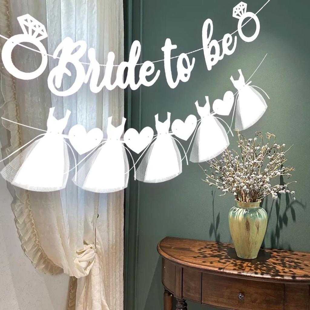 Decor de Nuntă European și American: Fustă Tulle 'Bride to Be' Banner Sclipicios cu Design Inel cu Diamant