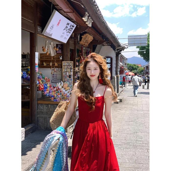 LC Yunnan Dali wears a French red suspender dress, female sexy backless, suitable for seaside vacation