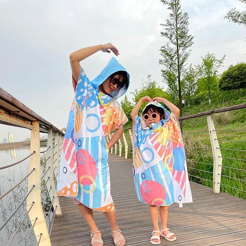 Bedrucktes Strandhandtuch mit Kapuze für Erwachsene Kinder Schnelltrocknender Schwimmbad-Poncho Handtuch mit Umhang Bademantel Handtücher