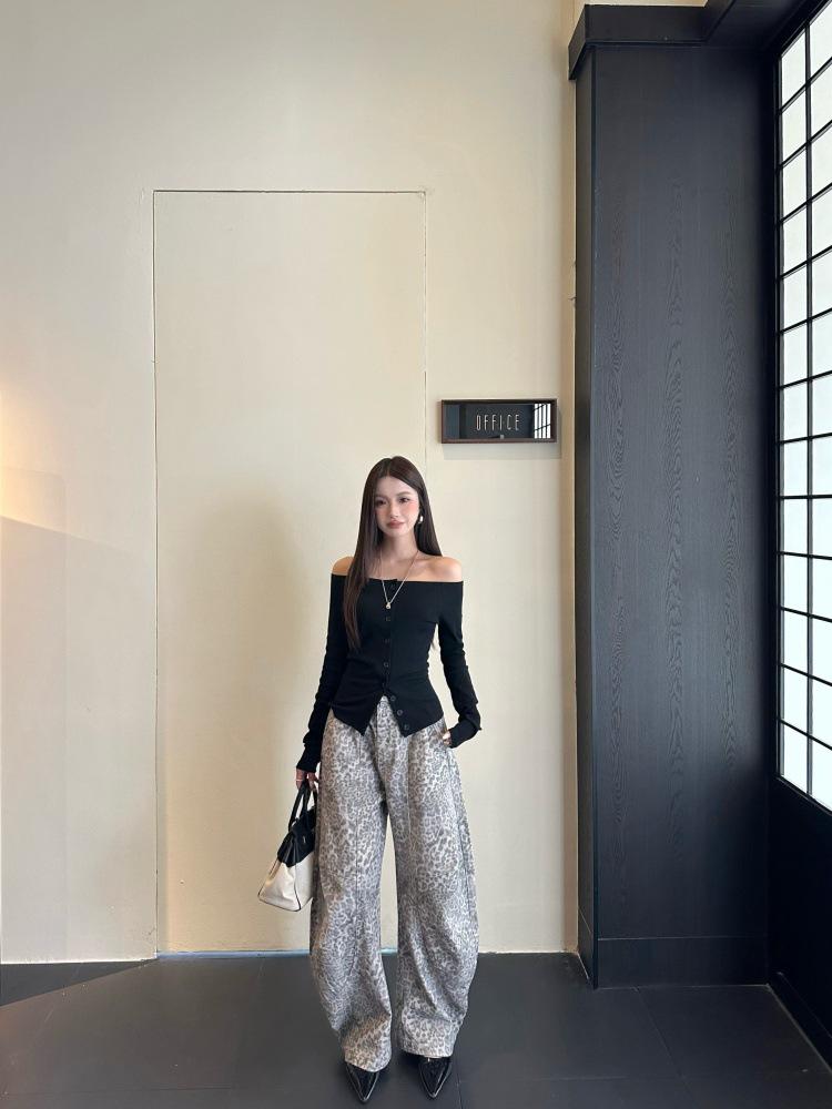 

11KN Women s Curved Leg Washed Leopard Print Denim Pants – Stylish, Loose Fit, Versatile Workwear for a Trendy, Slimming Look. M цветной печати леопарда