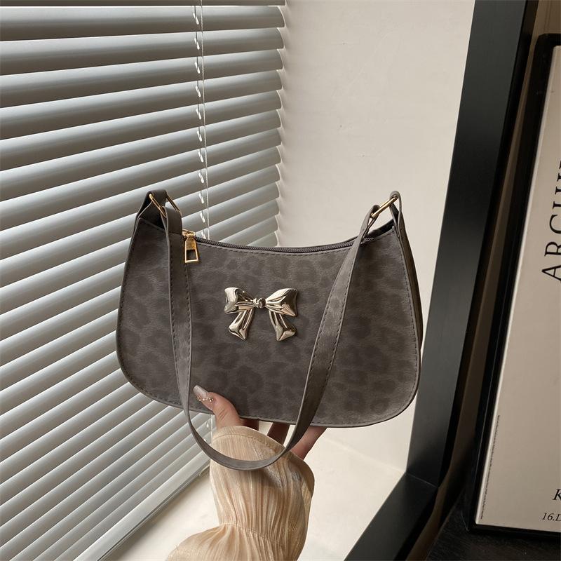 

Новая модная и повседневная популярная сумка на одно плечо подмышку, трендовая и красивая маленькая квадратная сумка, сумка подмышку серый