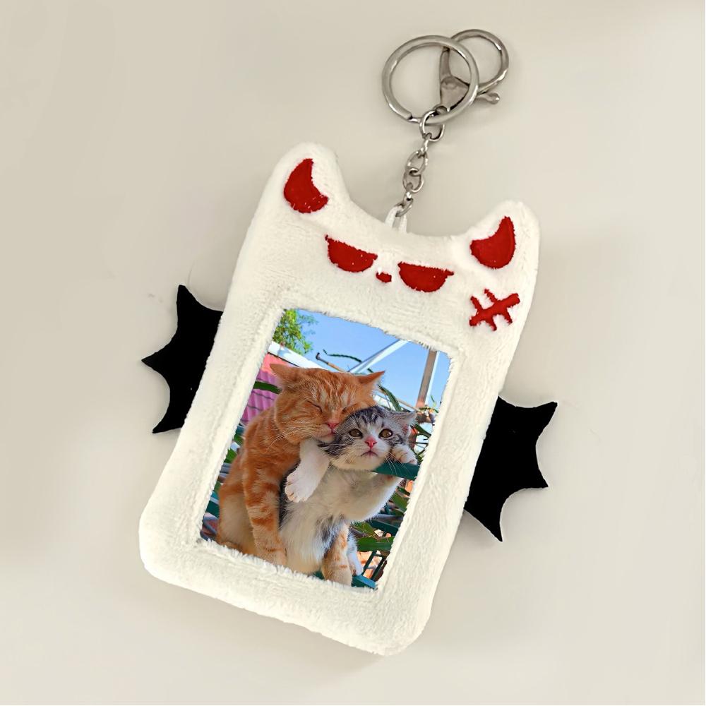 

Держатель для фотографий Minini, 1 шт. [Cute Little Devil] Плюшевая визитница с брелком для ключей 5.5*7.5cm белый