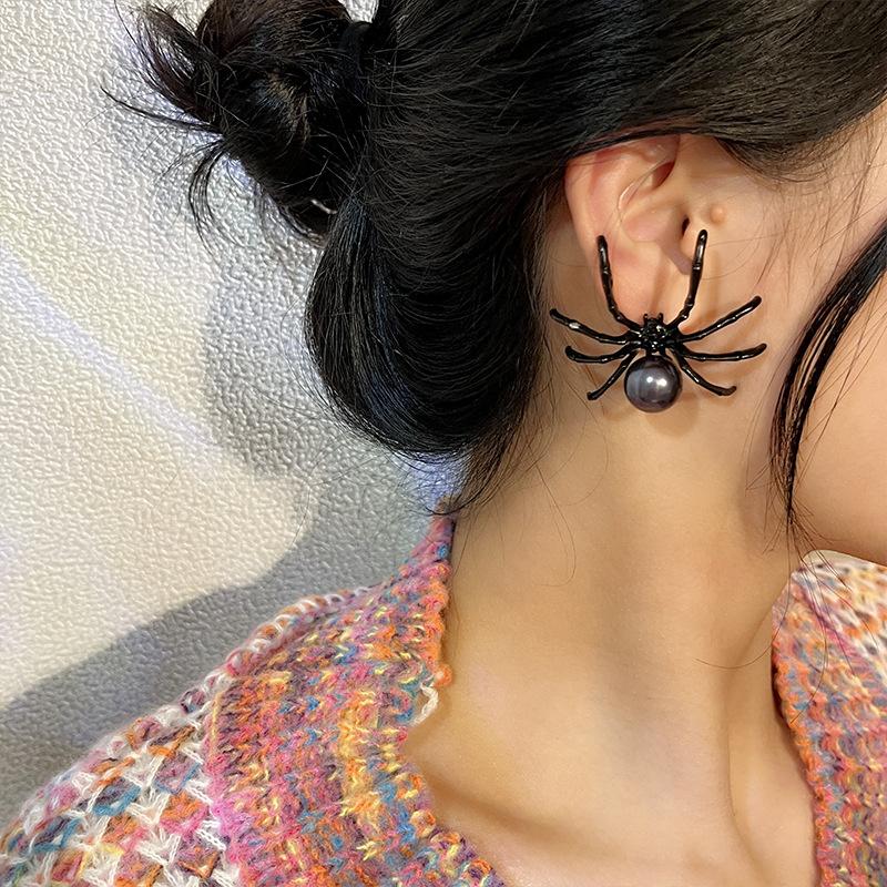 New Exaggerated Gothic Dark Halloween Earrings For Women Simple Personality Punk Black Spider Pearl Stud Earrings Party Jewelry