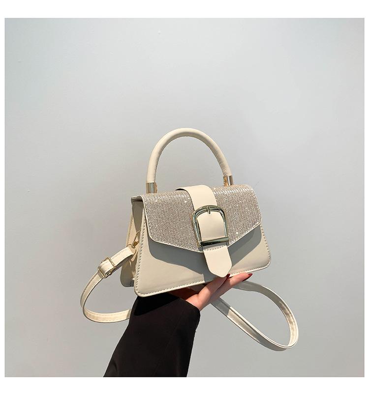 

Корейская версия ретро и модной портативной простой сумки с темпераментом 2025 новая повседневная и красивая в зарубежном стиле сумка через плечо золотой