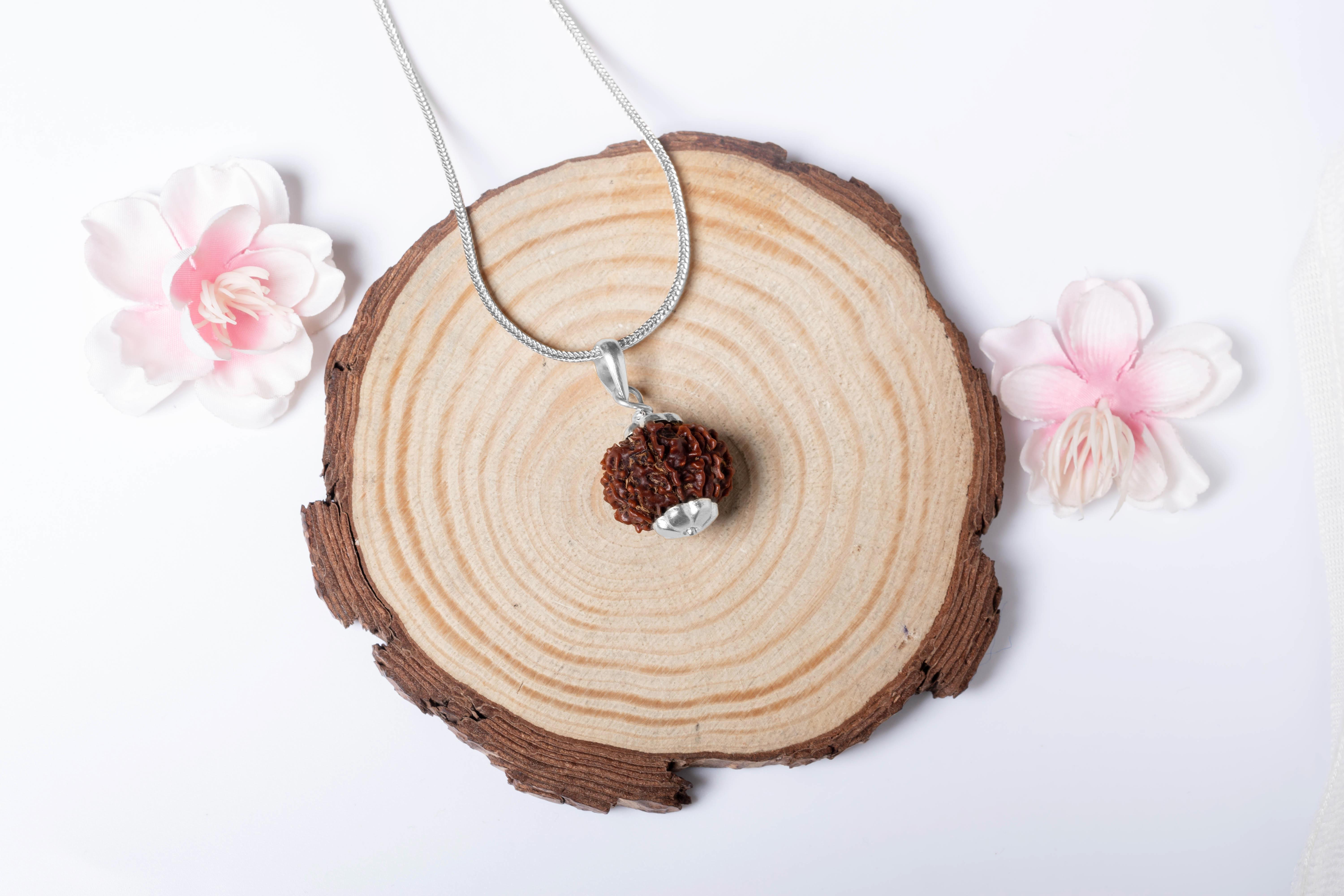 

Натуральний непальський 9-мукхі рудракша срібний кулон 925 проби | Органічна та сертифікована лабораторно намистина для благословень Дурги коричневий