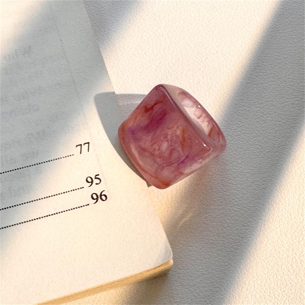 New Vintage Trendy Large Finger Rings For Women Exaggerated Amber Color Resin Temperament Geometric Finger Ring Punk Jewelry