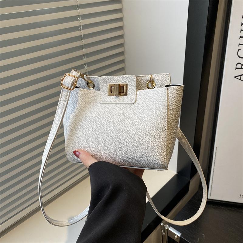 

Spring and summer new high-end design sense versatile solid color daily commute shoulder messenger bag retro белый