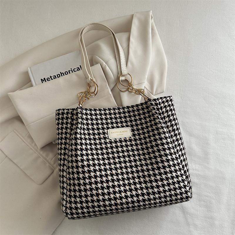 Large Capacity Fashionable Tote Bag For Commuting Stylish And Versatile Summer 2024 Edition