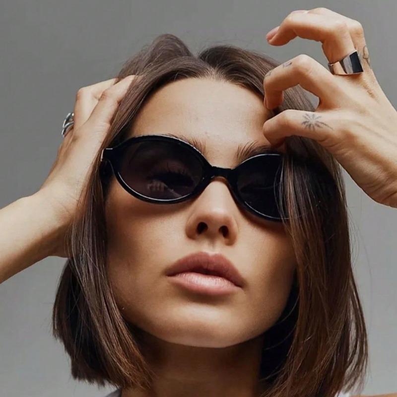 1 Pair of Fashionable Black Round Women's Glasses - UV Resistant Gradient Lenses Glossy Plastic Frame Perfect for Casual Wear