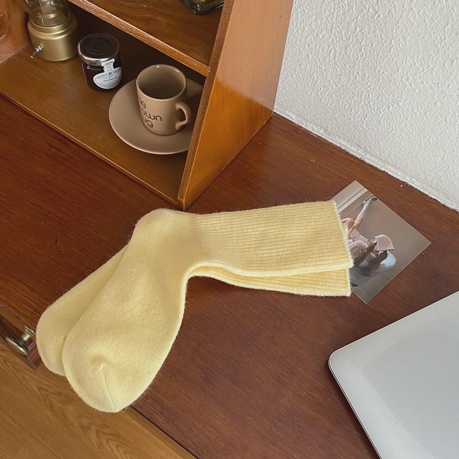 

Женские корейские носки средней длины из кашемира — утолщенные, бархатистые, в стиле японского ретро. One Size