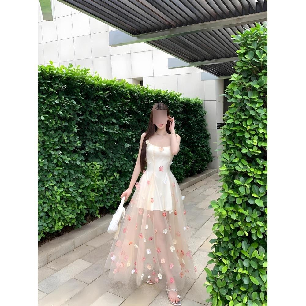Gentle temperament, summer atmosphere, small skirt, beautiful and unique three-dimensional flower mesh suspender dress, women