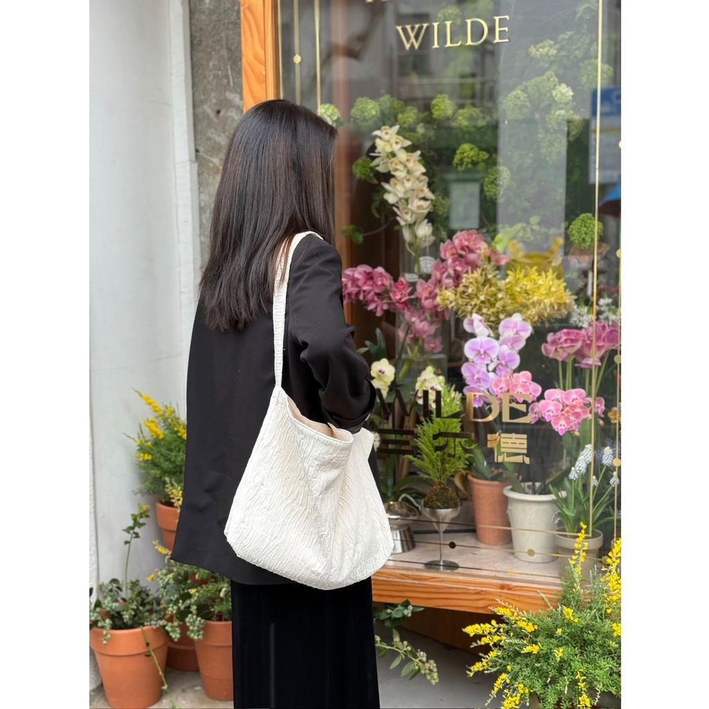 Folded Cloud Large-capacity Bag Women's 2025 New Simple Personality Niche Class Commuter Bag Fashionable Tote Bag