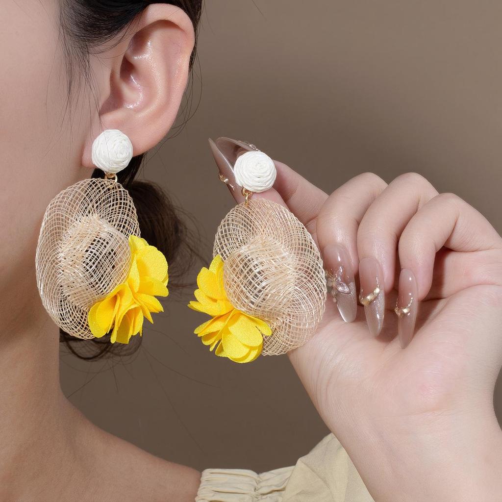 European Retro Geometric Raffia Earrings: Vacation-Style Wooden Hollow Long Accessories for Women