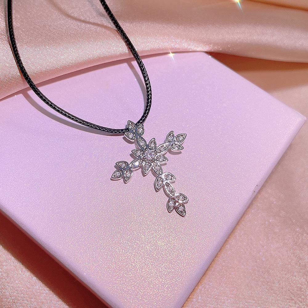 Neue Kreuzanhänger Modischer Temperament Nische Design Halskette Eingelegt mit Hochwertigem Zirkon