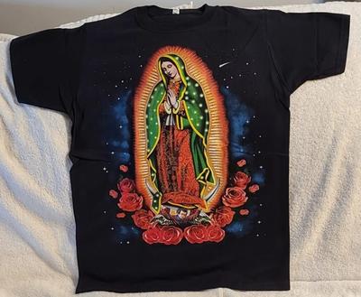 UNSERE DAME VON GUADALUPE STERNE ROSE BLUME HIMMEL RELIGION JUNGFRAU MARIA T-Shirt