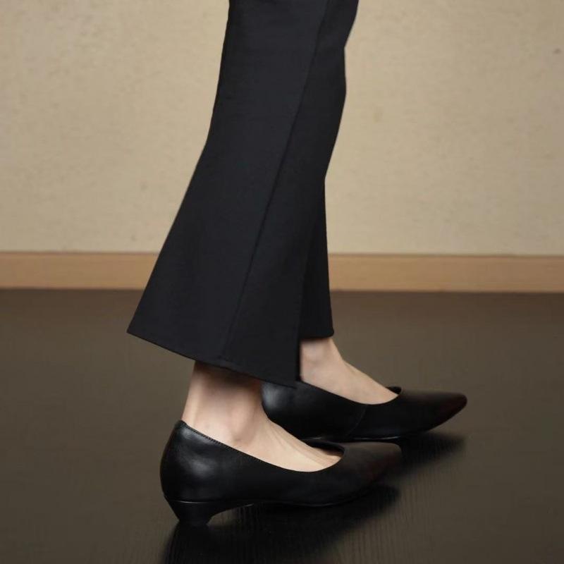 Französischer Retro-Stil elegante niedrige Absatzschuhe kleine Lederschuhe schwarz weiches Leder spitz leichter Ausschnitt einzelne Schuhe Pendler Arbeitsschuhe