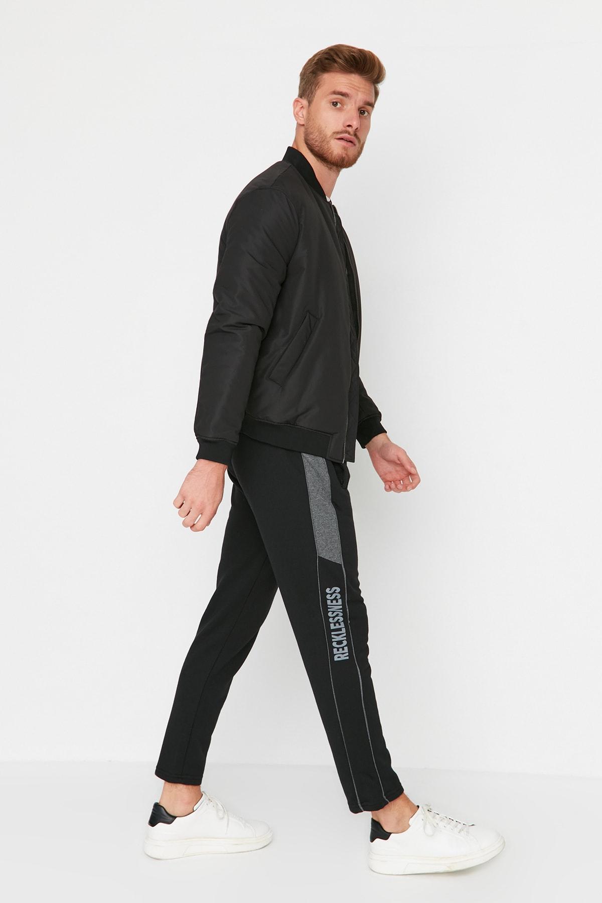 

Черные мужские брюки с принтом в полоску TMNSS20EA0047