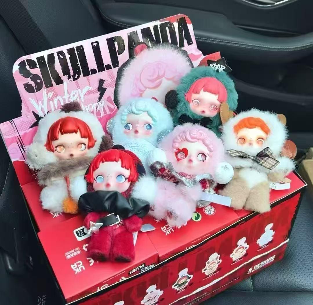 

Зимняя рапсодия SKULLPANDA 1-го поколения виниловый плюшевый брелок 15cm