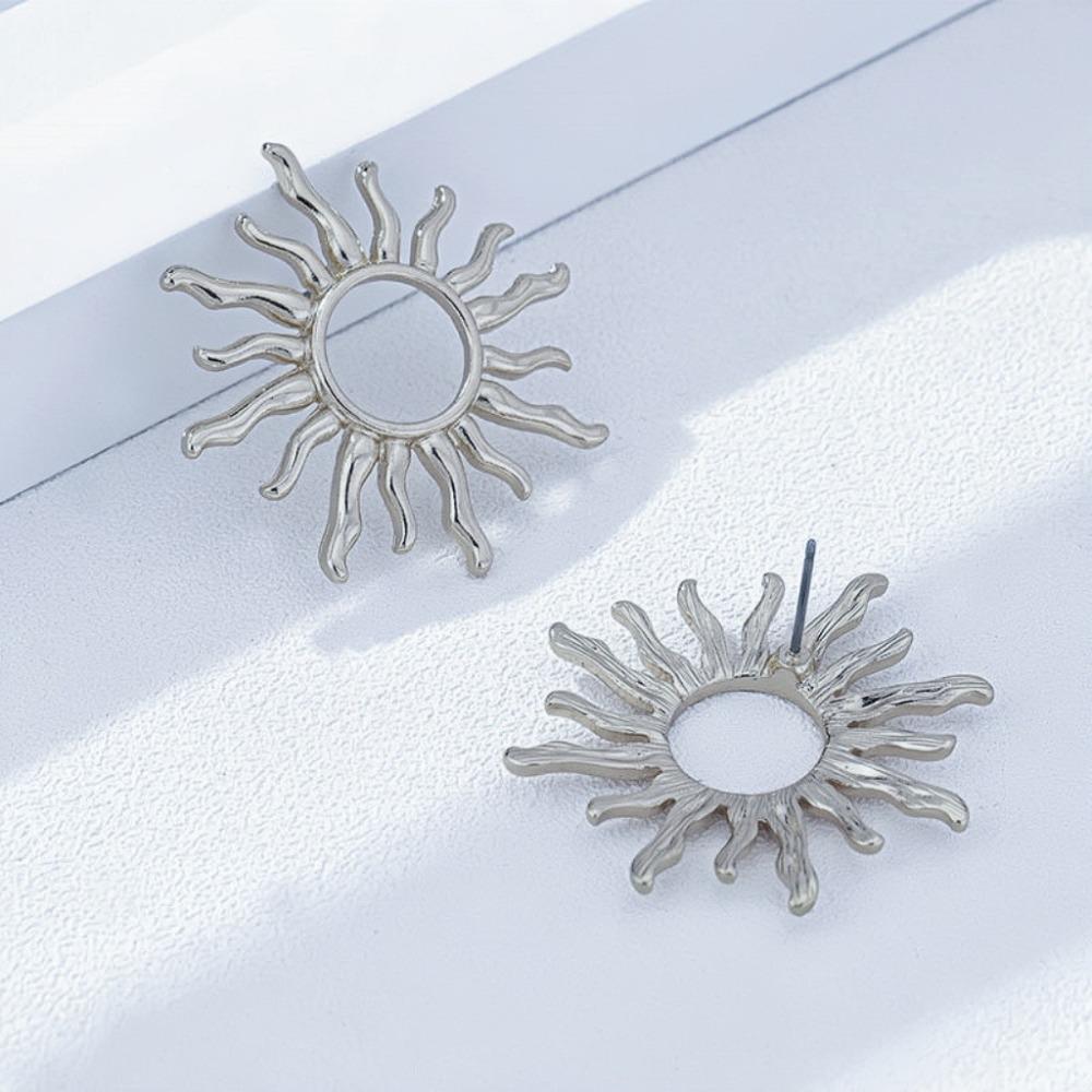 

Personality Retro Hollowed-out Gold Color Sun Flower Stud Earrings for Women Korea Designer Earrings Zircon Accessories Gifts медный
