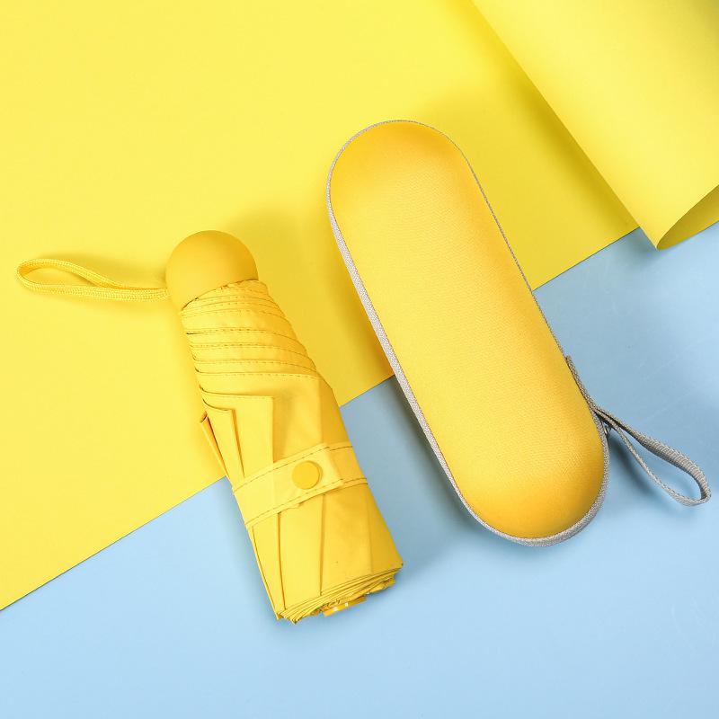 50% avslag: Kompakt Svart Plast Mini Paraply for UV-beskyttelse - Dobbeltbruk for Sol og Regn