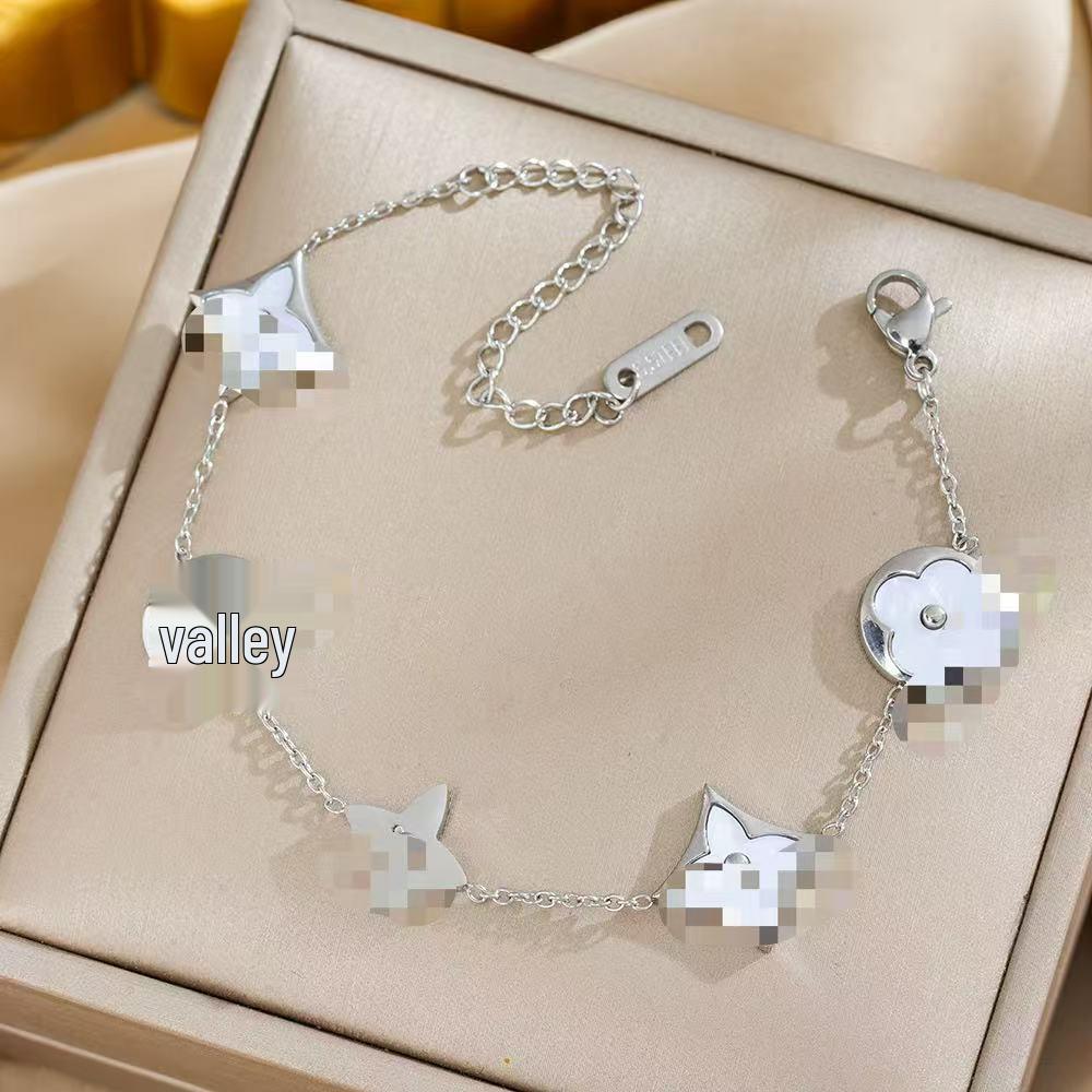 18K Gold-Plated Titanium Four-Leaf Clover Bracelet - Versatile, Non-Fading, Light Luxury Fashion with Shell Accents