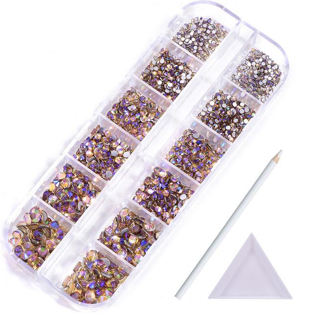 

Набір 12 сіток, Скляний Діамант з плоским дном, Страз, Прикраса для нігтів, Змішані Діамантові DIY аксесуари, Безкоштовна Діамантова ручка, Трикутний диск. Nail Art 12-grid box, about 2100 pcs/box аметист