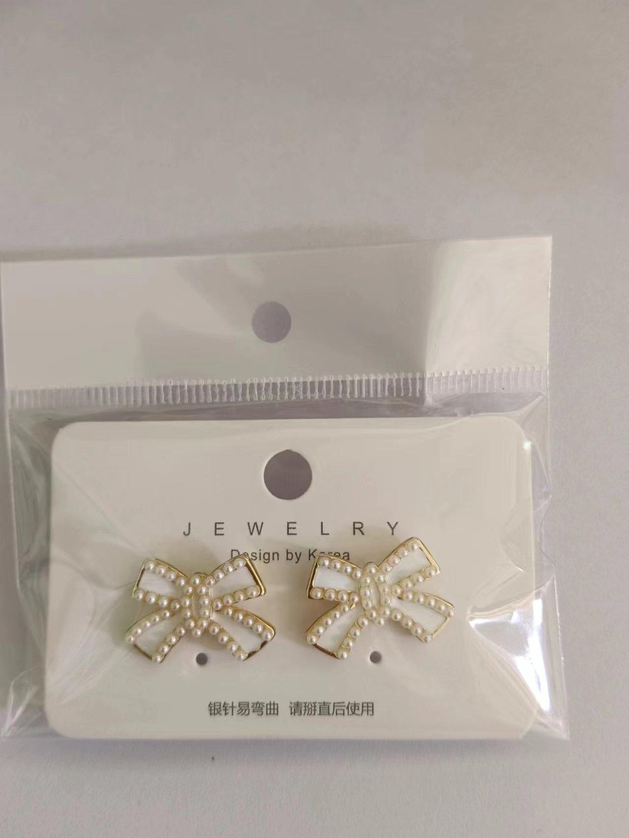 

Серьги-гвоздики с жемчугом в виде банта для женщин, изысканные, маленькие и изысканные серьги, иглы из серебра 925 пробы, украшения для ушей в стиле темперамент.