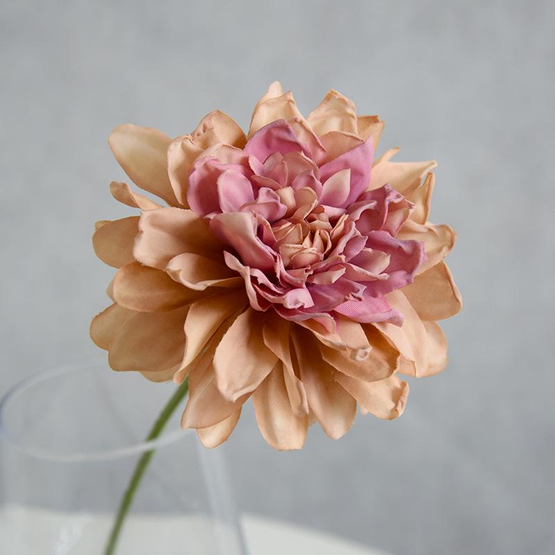 Elegante künstliche Dahlie: Minimalistische Heim- & Bar-Dekoration mit gebrannten Kanten