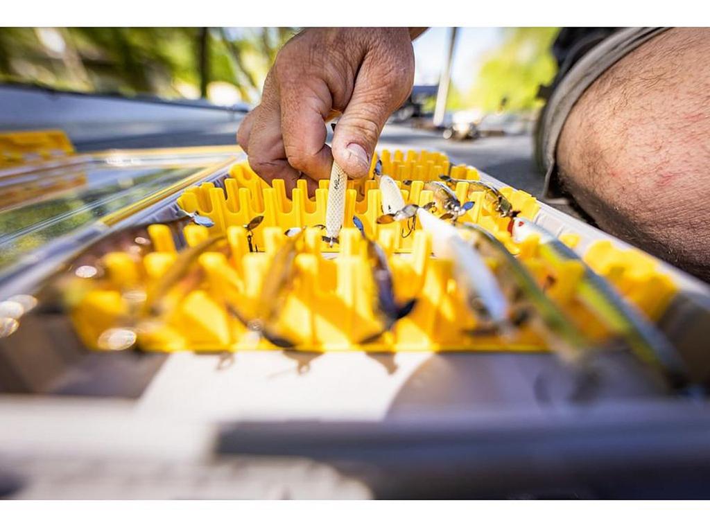 Plano Edge 3700 Vertical Jig Spybait Box Tackle Aufbewahrung Grau und Gelb Fassungsvermögen bis zu 52 Vertikal-Köder Rostfrei Wasserdicht Köder Organizer Box & - - -