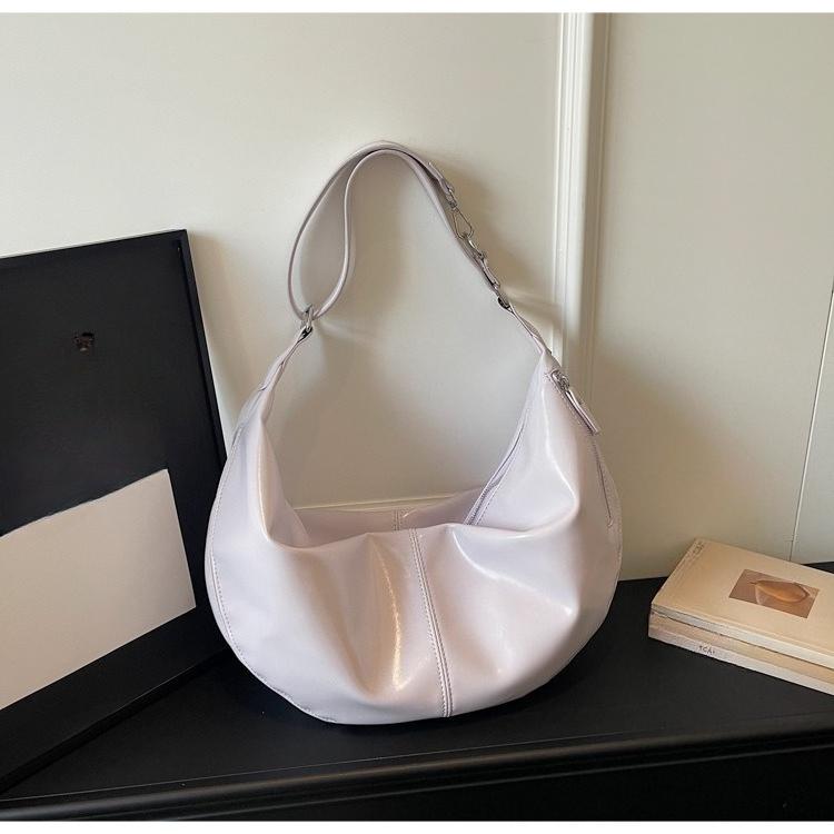 Large-capacity Dumpling-shaped Fashionable Shoulder Bag for Casual Commuting and Underarm Carrying