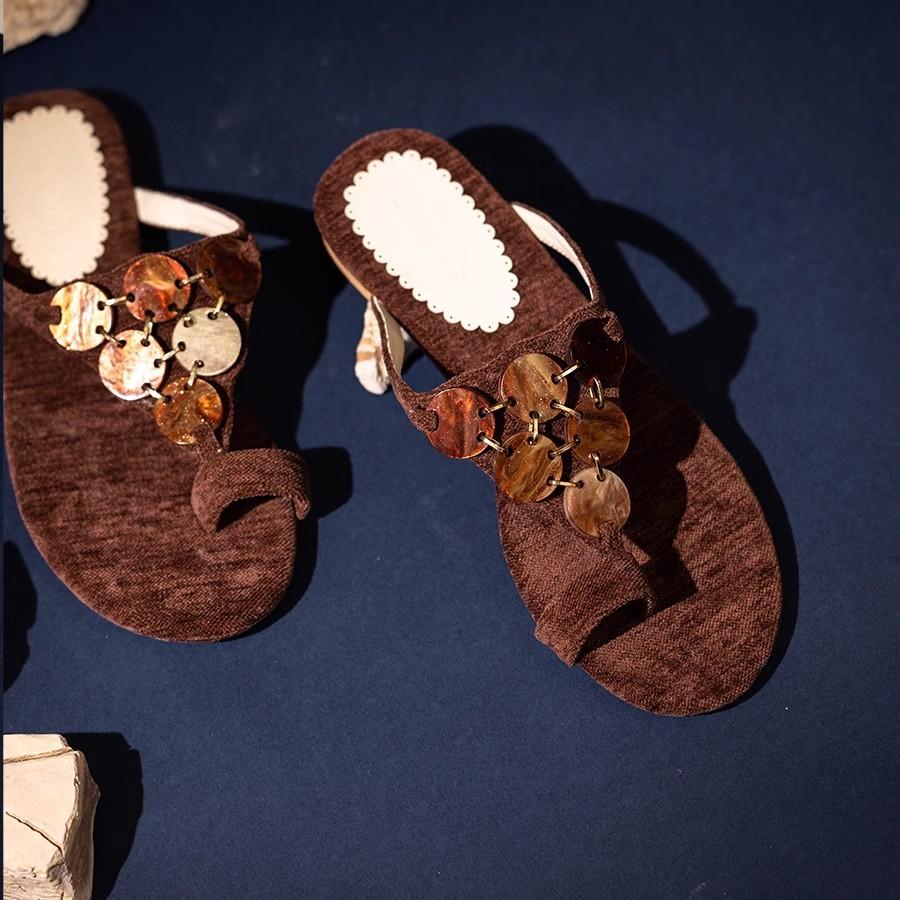 2025 summer new retro amber brown set-toed flip-flops women's high-end low-heeled open-toed cool slippers