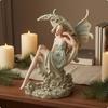 Figurine Enchantresse Lunaire Vert Pâle et Courbée Ornement de Fée Résine